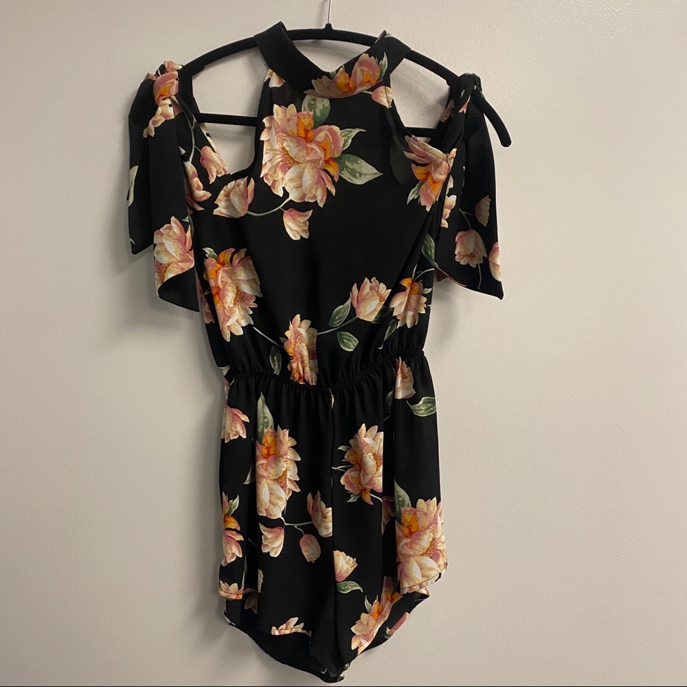 Cold shoulder cut out shorts romper floral on black size small tropical